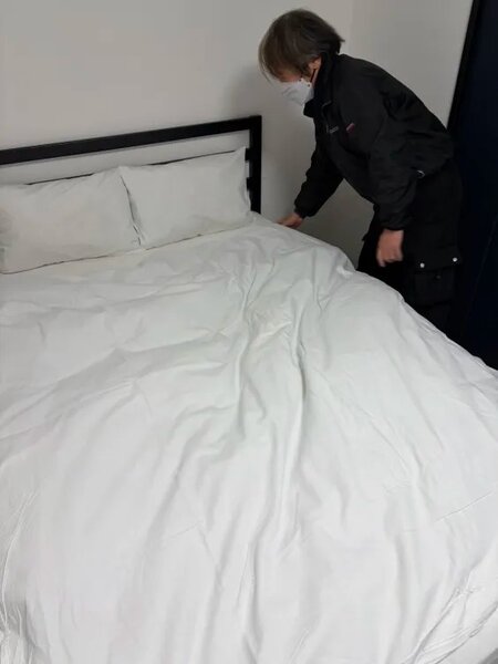 ベッドメイキングの様子